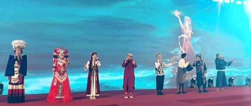 贵州布依族音乐唱作人龙智祥亮相全球外交官中国文化之夜(图2)